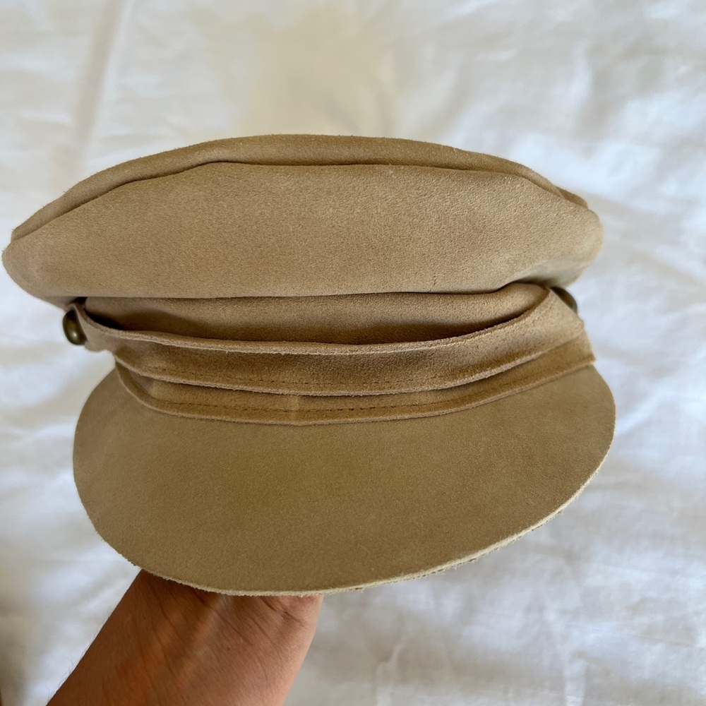Lack of color cap small. Makeup on the inside